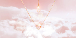 粉色唯美金项链云朵宝展板背景